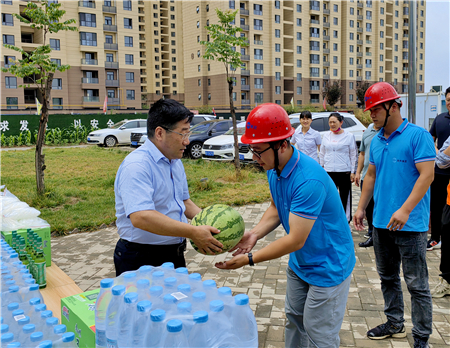 7月5日，集團公司黨委副書記、總經理惠宏軍帶隊赴咸陽市秦都區馬泉新家園三標段項目、興平四季花園三期項目開展“送清涼”慰問活動，并檢查防暑降溫及安全生產工作情況 (2)_副本.jpg